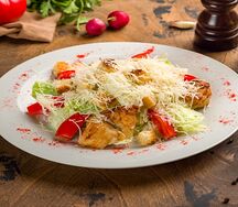 Салат Цезарь с курицей