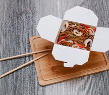 Вок с кальмаром и гречневой лапшой в кисло-сладком соусе