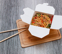 Вок с овощами и яичной лапшой в кисло-сладком соусе