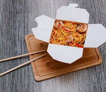 Вок с креветками и яичной лапшой в кисло-сладком соусе