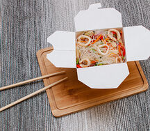 Вок с кальмаром и лапшой фунчоза в кисло-сладком соусе