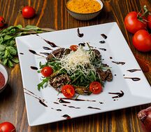 Теплый салат с куриной печенью