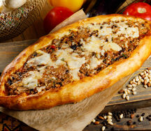 Пицца с домашним фаршем со свежими овощами