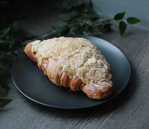 Круассан с миндальным кремом