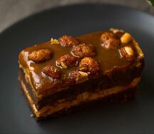 Карамельно-ореховое пирожное