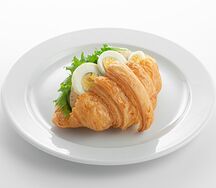 Круассан с курицей и яйцом