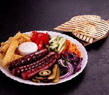 Хот-дог на тарелке