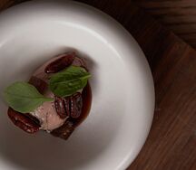 Паштет из куриной печени с конфитюром из винoграда и орехом пекан