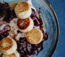 Сырники с кокосовой сгущенкой и черникой в апероле