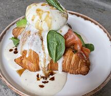 Круассан с лососем, яйцом пашот и соусом понзу