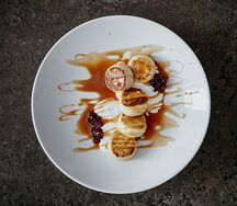 Сырники с соленой карамелью и сметаной