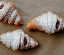 Круассан с шоколадом и фисташкой