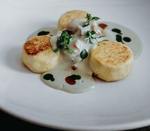 Сырники с лососем и соусом из артишоков