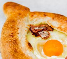 Хачапури по-аджарски с бастурмой