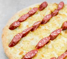 Пицца Сырные палочки с охотничьими колбасками