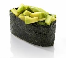 Суши с авокадо