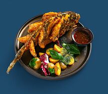 Рыба дорадо с картофелем и салатом (во фритюре)