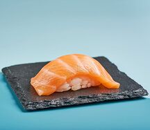 Суши с лососем