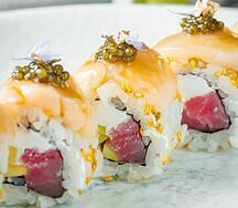 Ролл с гребешком и чёрной икрой