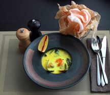 Сливочный суп с креветками курицей и древесными грибами