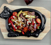 Говяжья вырезка с овощами и орехами