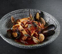 Пенне с морепродуктами в томатном соусе