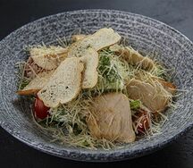 Салат Цезарь с курицей