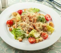 Салат Цезарь с курицей