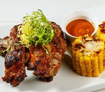 Свиные рёбра с кукурузой гриль и соусом чипотле
