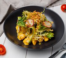 Хрустящий салат с цыпленком карри