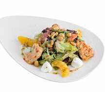 Салат с грудкой цыпленка и персиком