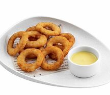 Луковые кольца с сырным соусом