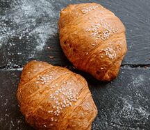 Круассан с сыром и кунжутом
