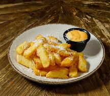 Картофель фри с пармезаном и трюфельным соусом 