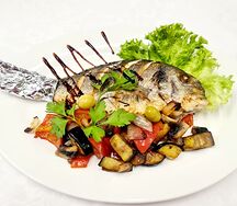 Дорадо обжаренная с овощами
