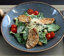 Салат Цезарь с куриной грудкой гриль