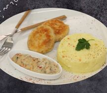 Куриные котлетки с картофельным пюре и грибным соусом