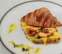 Круассан с лососем и гуакамоле