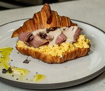 Круассан с пастрами из телятины