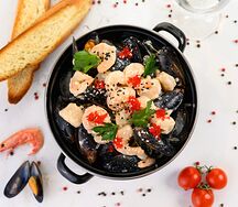 Микс из морепродуктов в винном соусе