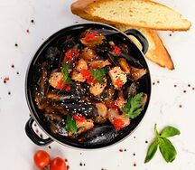 Микс из морепродуктов в томатном соусе