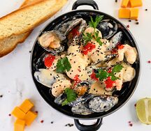 Микс из морепродуктов в сырном соусе