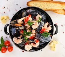 Микс из морепродуктов в соусе горгонзола