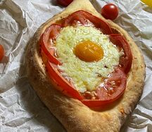 Хачапури по-аджарски с помидорами