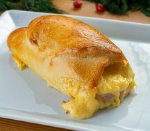 Пирожок с ветчиной и сыром