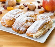 Эклер с пудрой