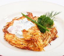 Картофельные драники со сметаной и овощами