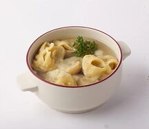 Пельмени с бараниной и говядиной в курином бульоне