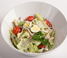 Салат с языком, яблоками и хреном