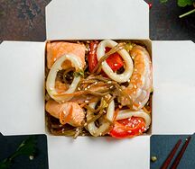 Вок с морепродуктами и лапшой соба